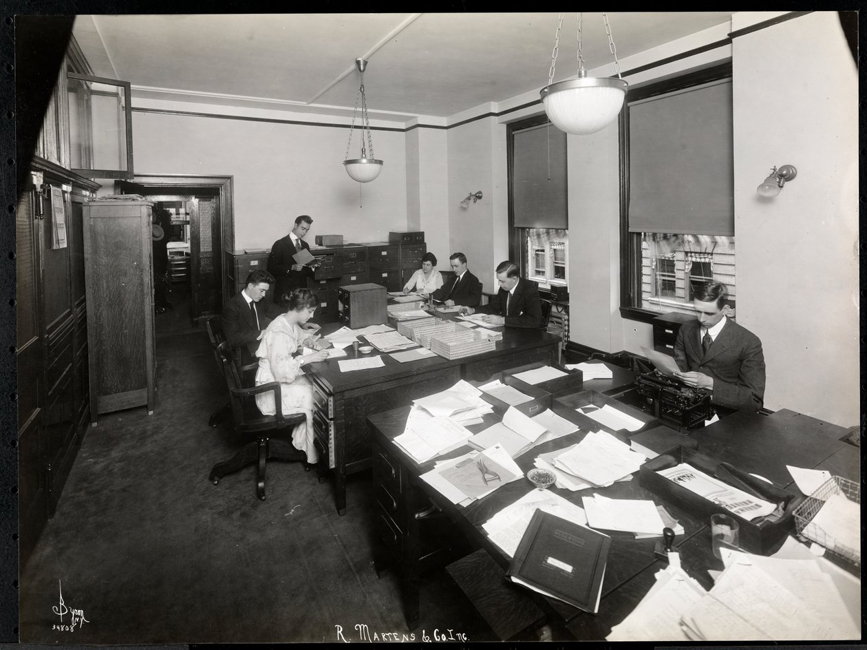 Män och kvinnor som arbetar på R. Martens und Co. Inc., New York, 1916-17 (silvergelatintryck) av Byron Company