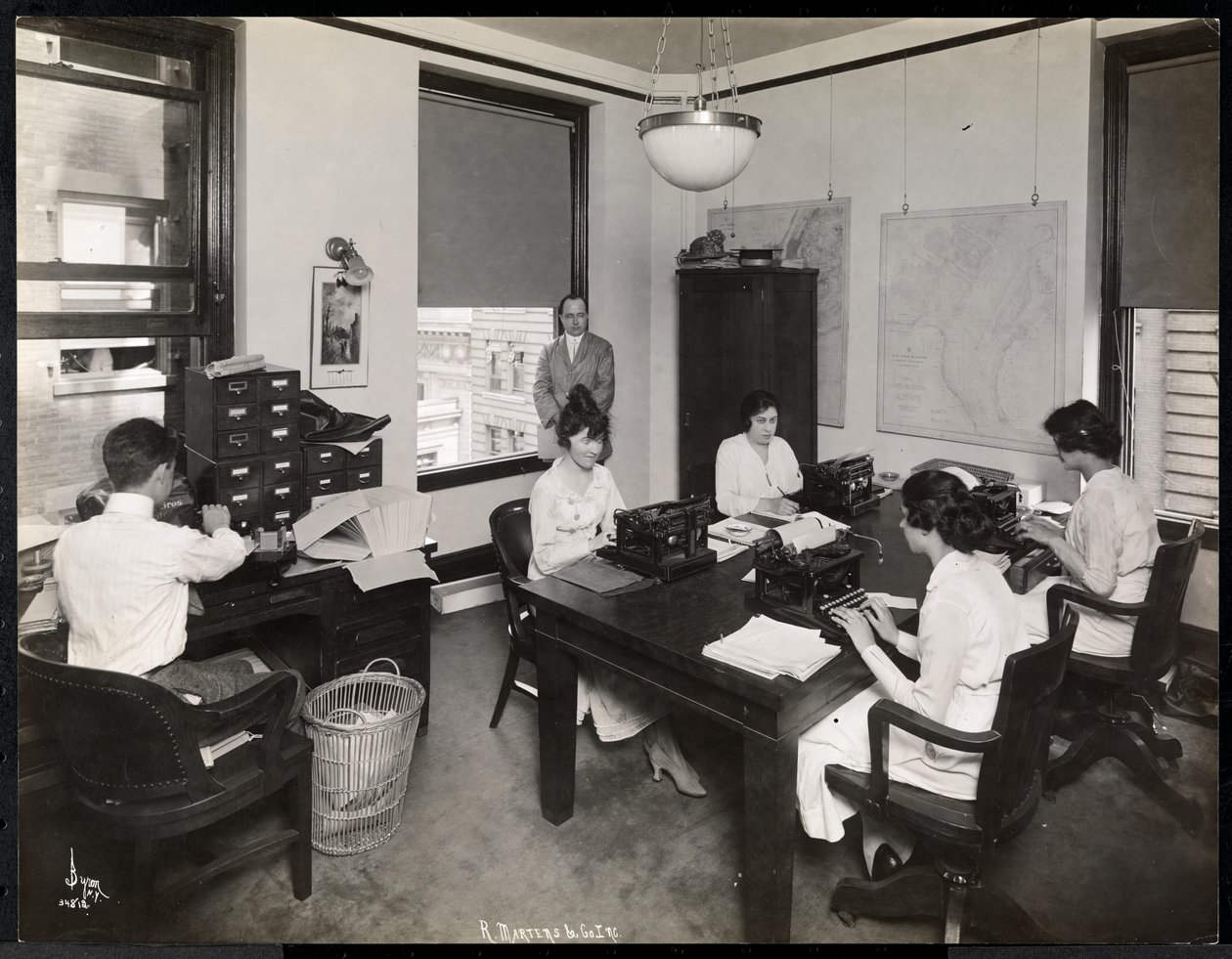 Män och kvinnor som arbetar på stenografiavdelningen hos R. Martens und Co. Inc., New York, 1916 eller 1917 (silvergelatin) av Byron Company