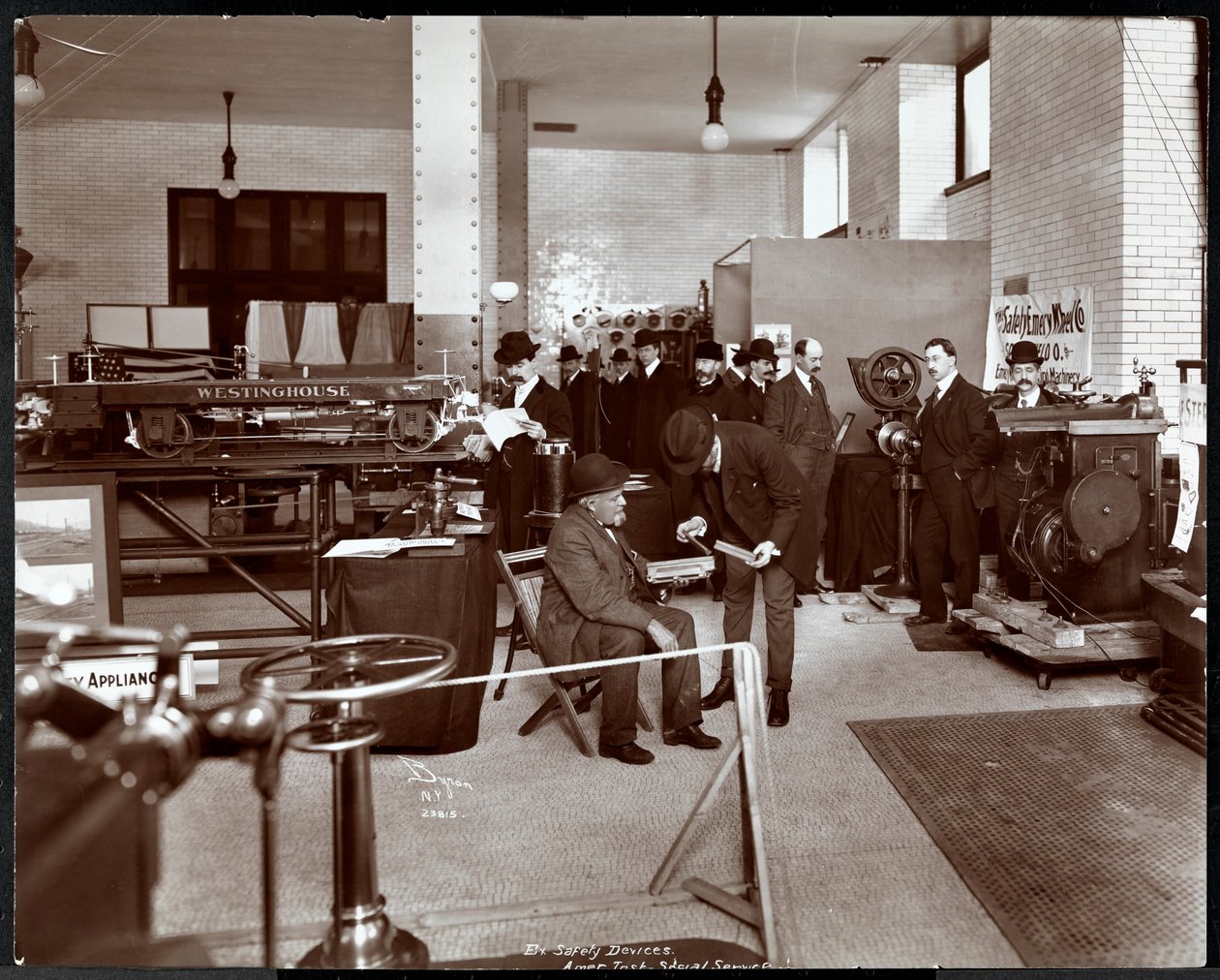 Män på en utställning av säkerhetsanordningar vid American Institute of Social Service, New York, 1906-07 (silvergelatintryck) av Byron Company