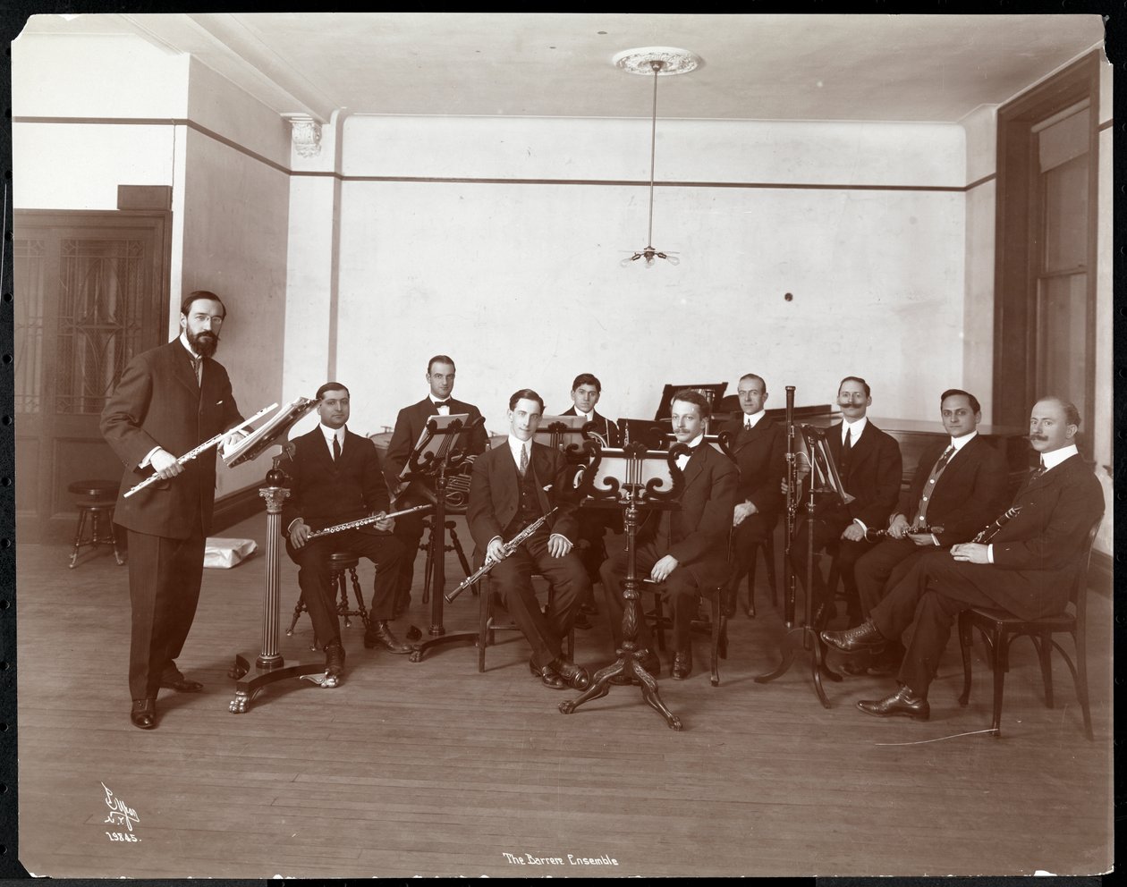 Män från Barrere Ensemble Orchestra med blåsinstrument, 1910 (silvergelatintryck) av Byron Company