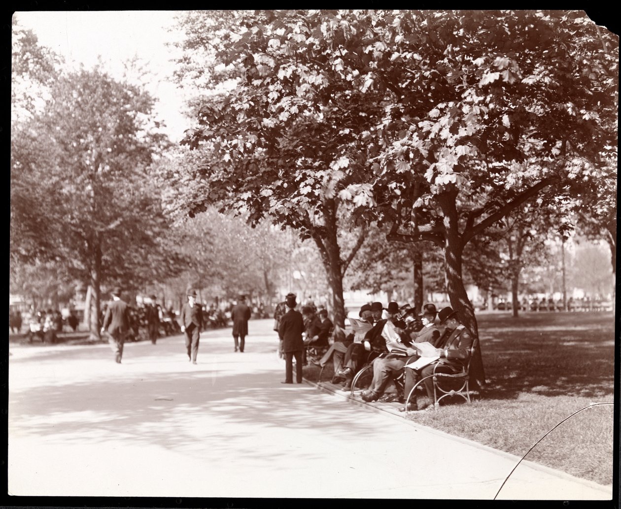 Män på parkbänkar på Union Square, New York, ca 1903 (silvergelatintryck) av Byron Company