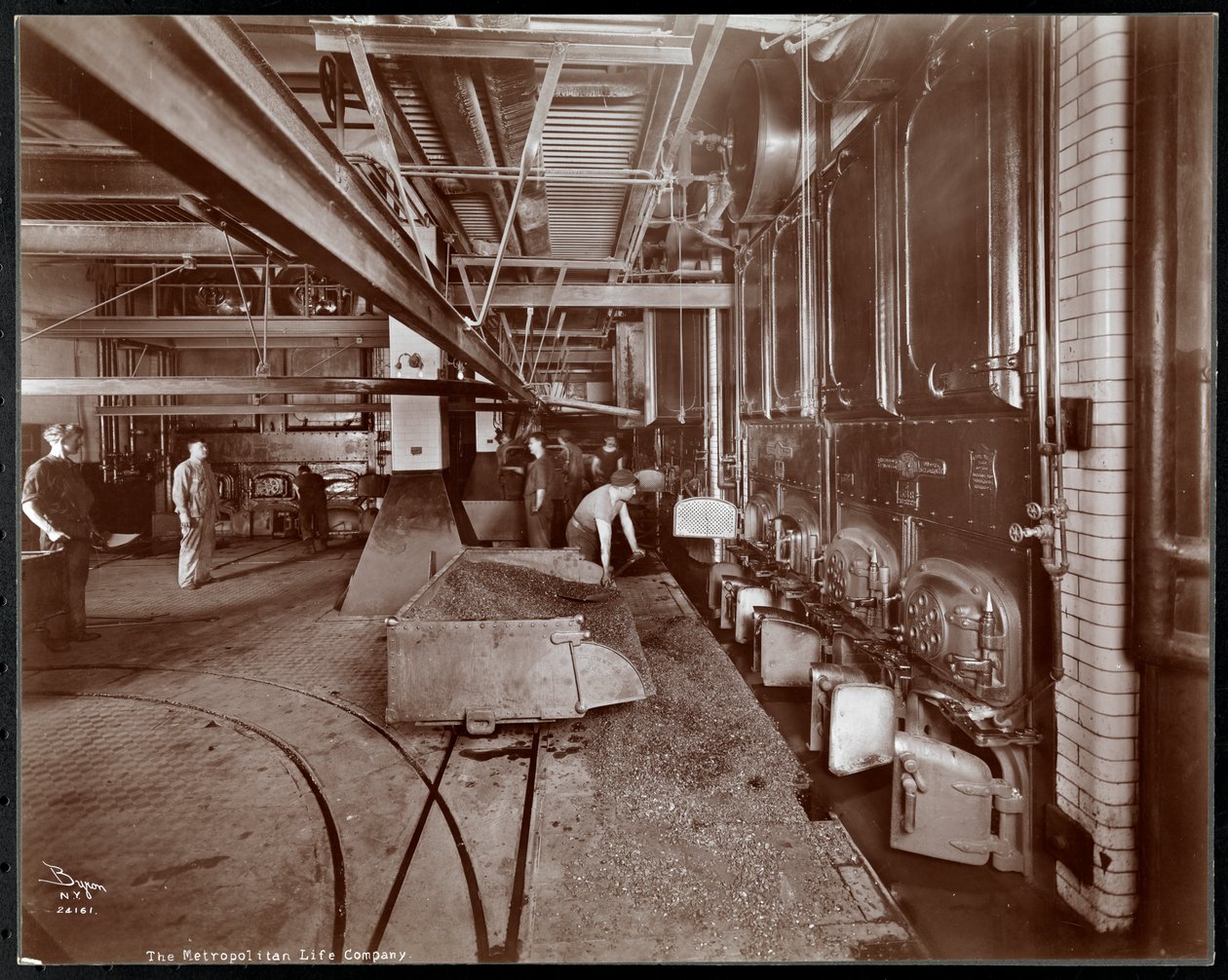 Män skyfflar in kol i ugnarnapannor vid Metropolitan Life Insurance Co. på 23rd Street och Madison Avenue, New York, 1907 (silvergelatintryck) av Byron Company