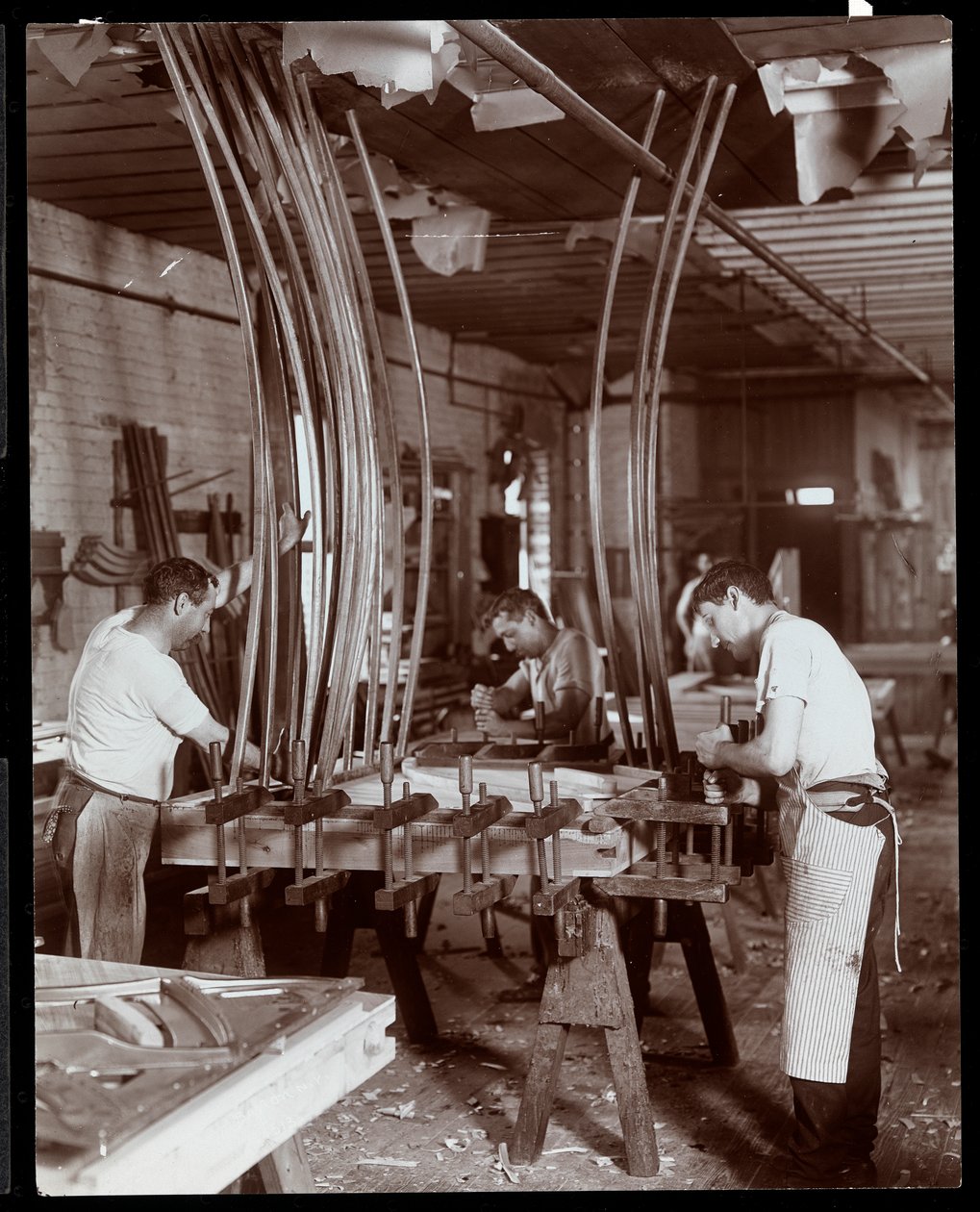 Män som arbetar i en pianofabrik, 1907 (silvergelatintryck) av Byron Company