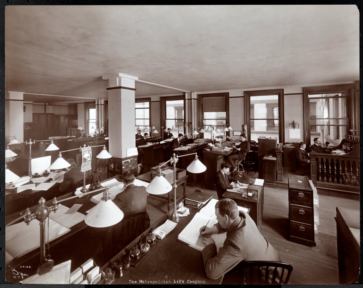Män som arbetar på ett kontor på Metropolitan Life Insurance Co. på 23rd Street och Madison Avenue, New York, 1907 (silvergelatintryck) av Byron Company