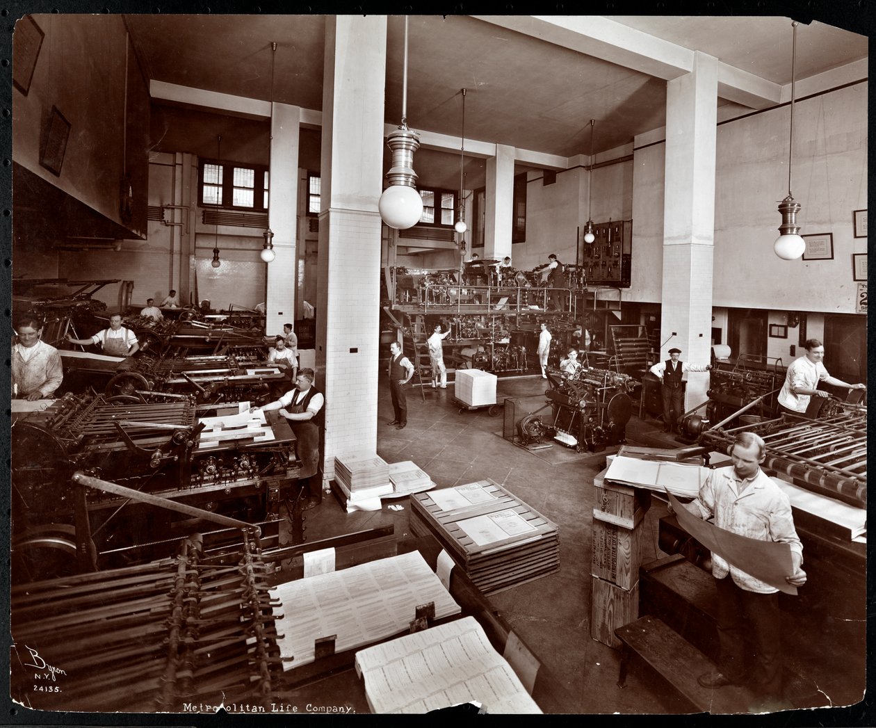 Män som arbetar i tryckeriet på Metropolitan Life Insurance Co. på 23rd Street och Madison Avenue, New York, 1907 (silvergelatintryck) av Byron Company