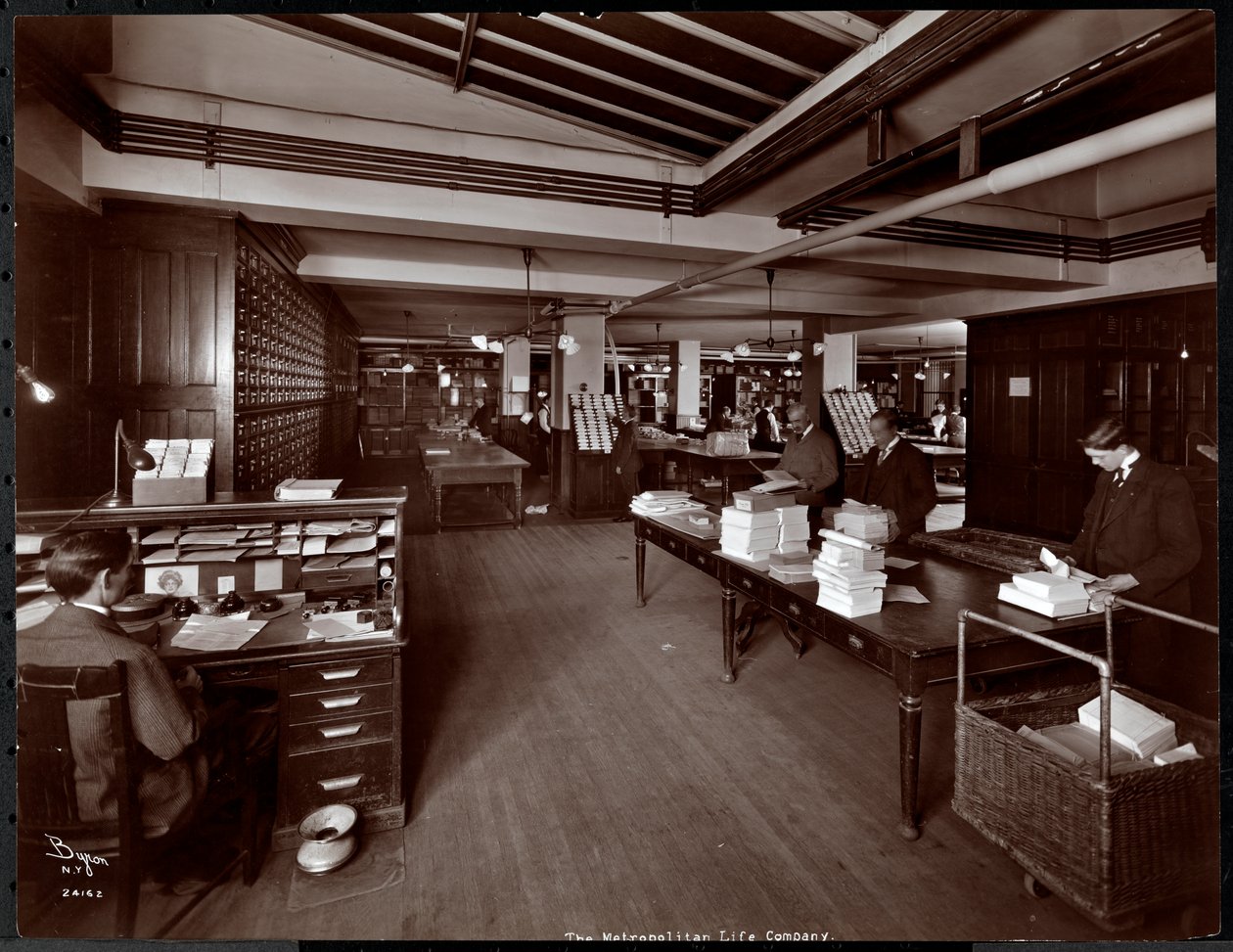 Män som arbetar i vad som verkar vara ett sorteringsrum på Metropolitan Life Insurance Co. på 23rd Street och Madison Avenue, New York, 1907 (silvergelatintryck) av Byron Company