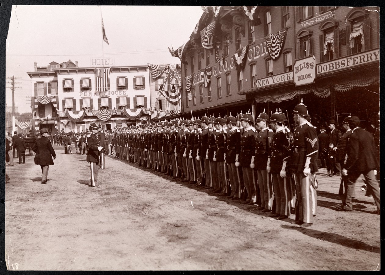 Militär uppställning på gatan i Dobbs Ferry, New York, 1898 (silvergelatintryck) av Byron Company