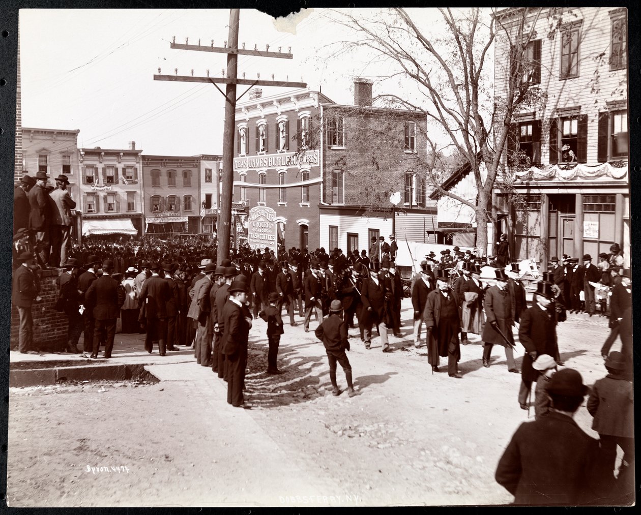 Militärparad med uniformerade män i topphattar i Dobbs Ferry, New York, 1898 (silvergelatintryck) av Byron Company