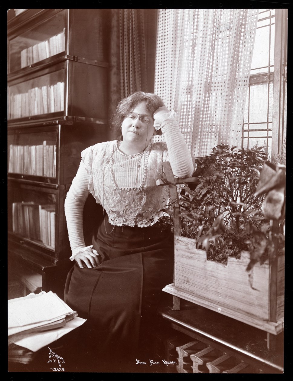 Fröken Alice Kauser, 1910 (silvergelatintryck) av Byron Company