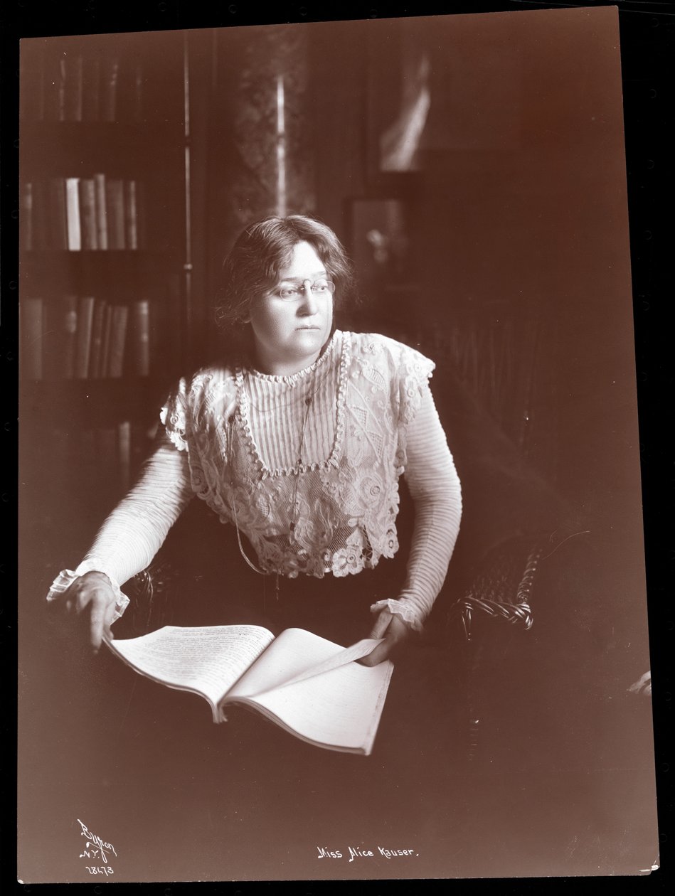 Miss Alice Kauser, 1910 (silvergelatintryck) av Byron Company
