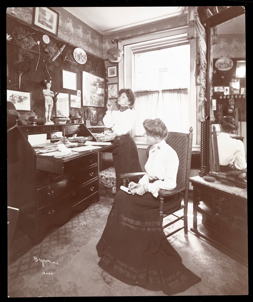 Miss Margaret Mayo och vän, 1903 (silvergelatintryck) av Byron Company