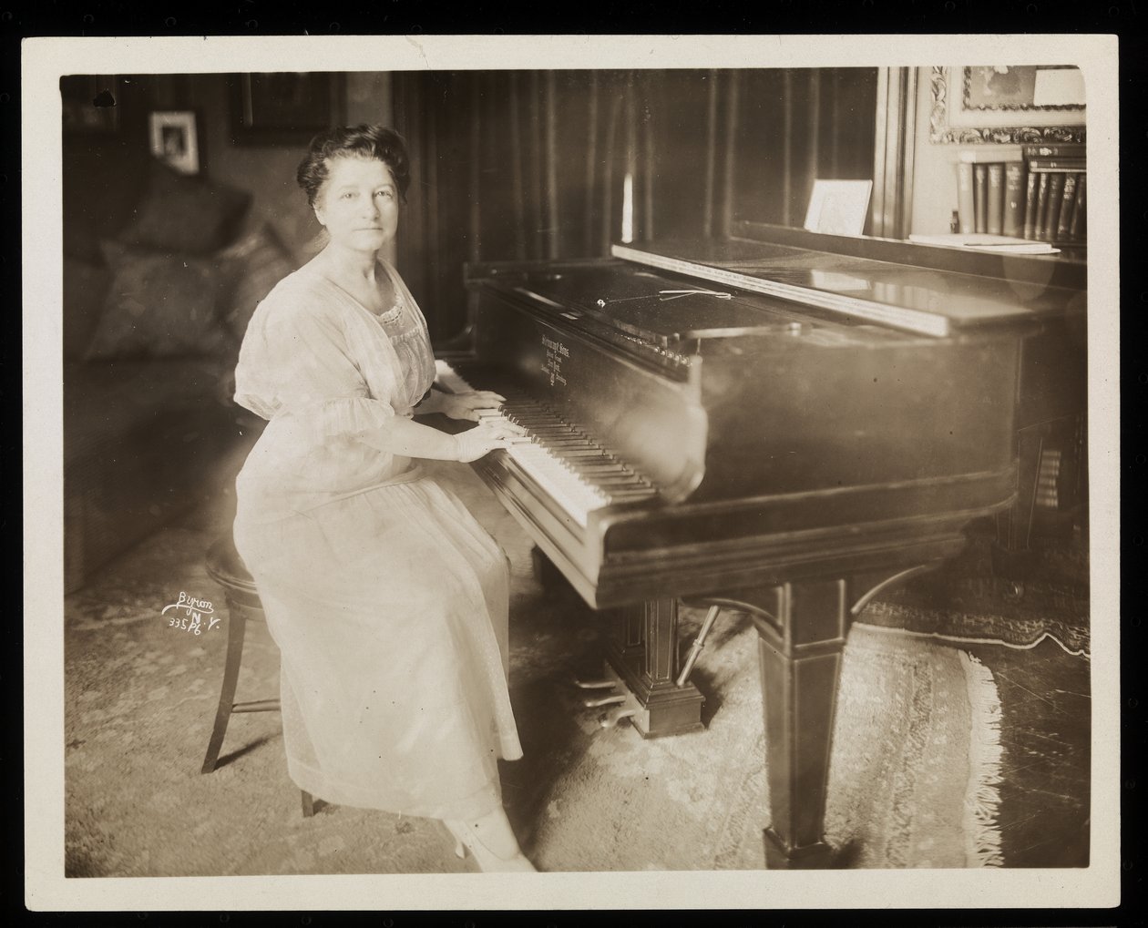 Miss Murray Louise Todd, 1915-6 (silvergelatintryck) av Byron Company