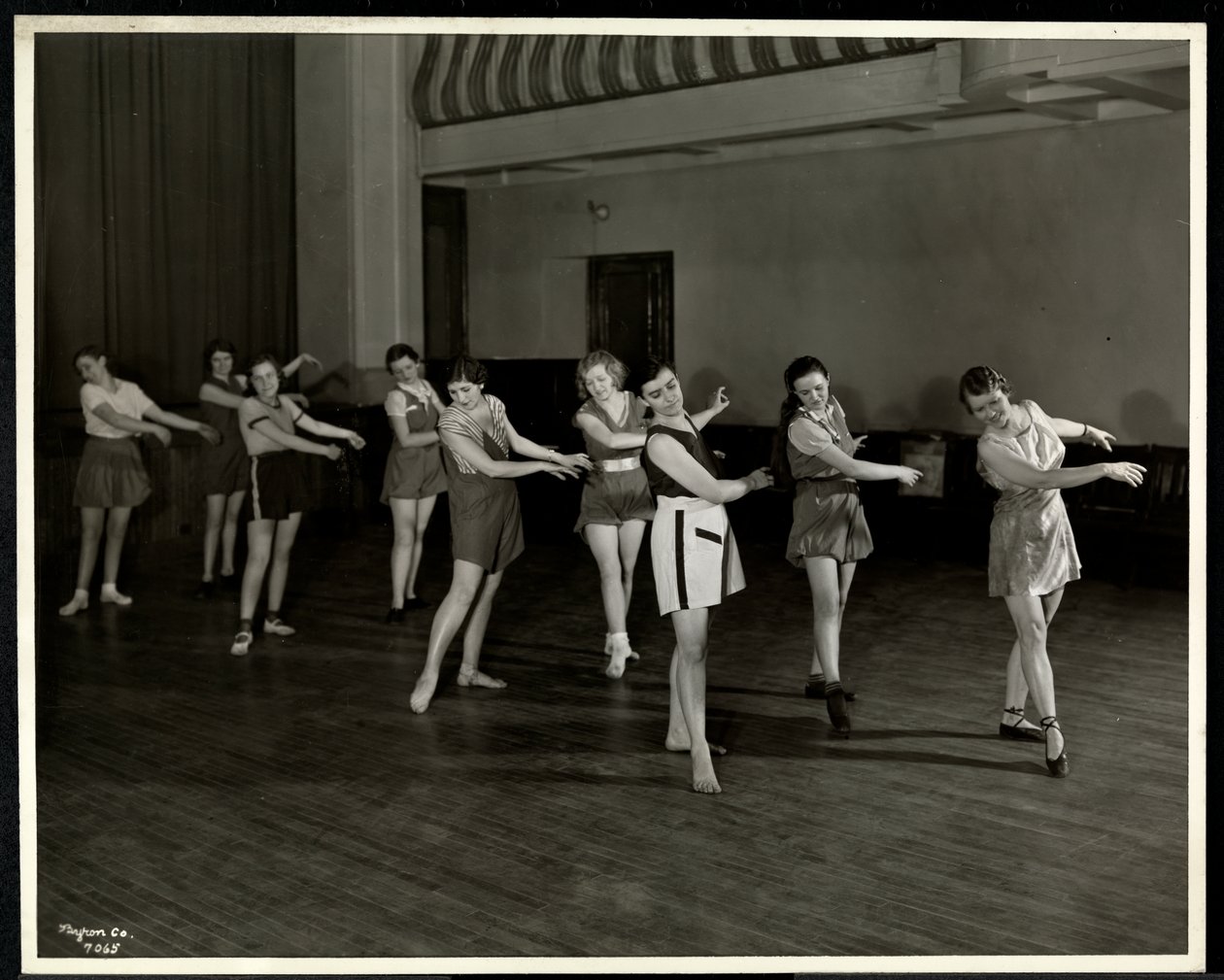 Mrs Dean och åtta dansande flickor i gymnastiksalen på New York Association for the Blind, 111 East 59th Street, New York, 1935 (silvergelatintryck). av Byron Company