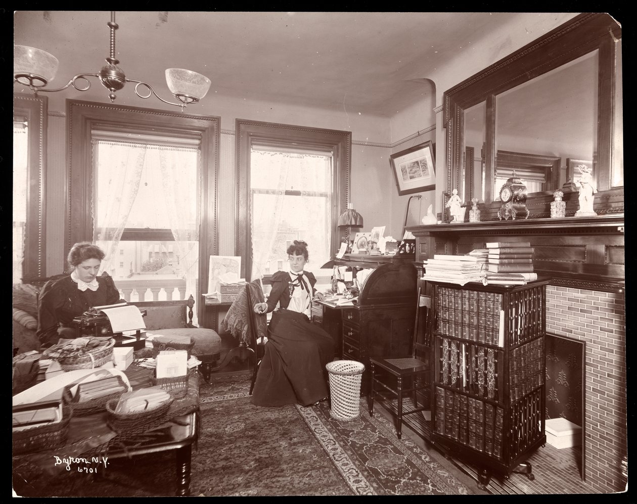 Fru Florence Clinton Sutro och en maskinskrivare i hennes hem på 320 West 102nd Street, New York, 1899 (silvergelatintryck) av Byron Company