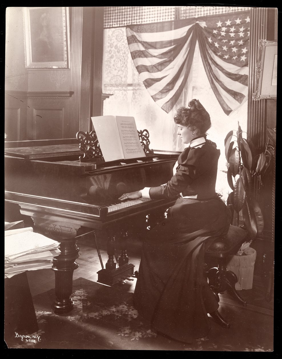 Mrs. Florence Clinton Sutro spelar piano i sitt hem på 320 West 102nd Street, New York, 1899 (silvergelatintryck) av Byron Company