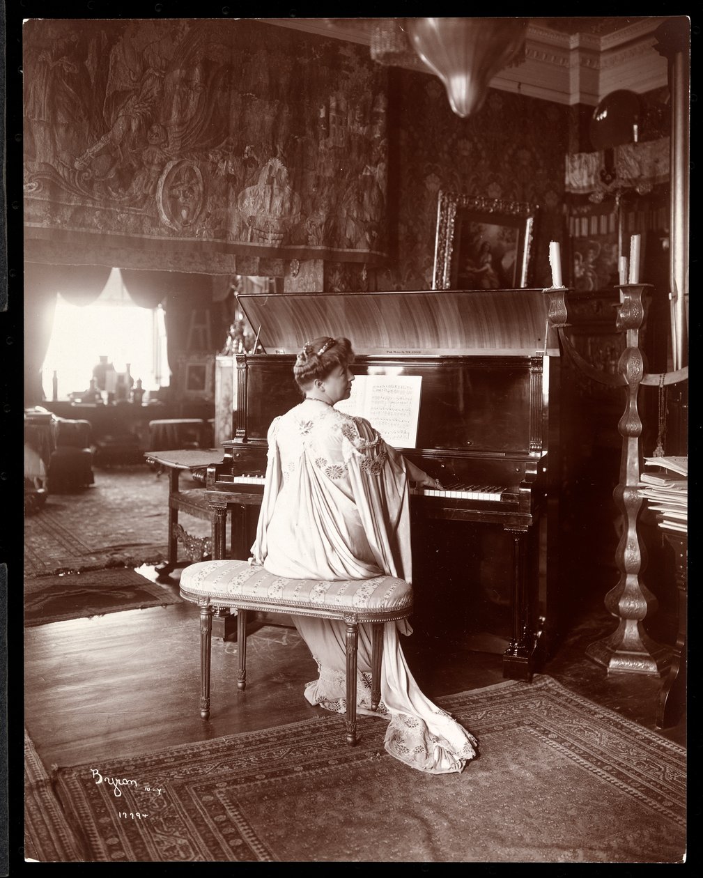 Fru I. M. Clark vid pianot, 1904 (silvergelatin) av Byron Company