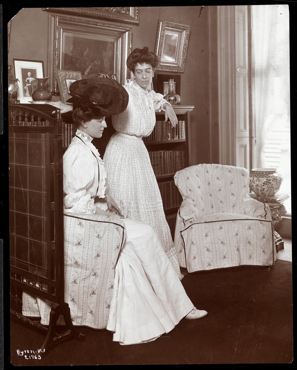 Mrs. K. Duer, sittande, med en dotter, New York, 1906 (silvergelatintryck) av Byron Company