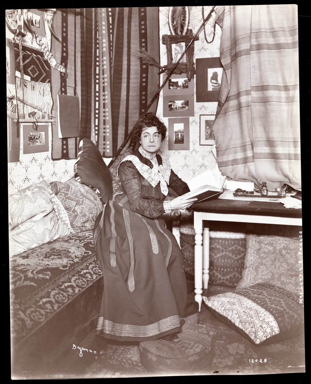 Mrs. Lottie B. Parker, 1901 (silvergelatintryck) av Byron Company