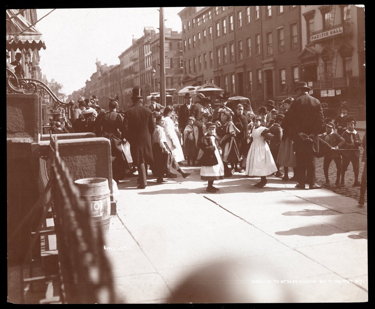 New York gatubild, 1898 (silvergelatintryck) av Byron Company