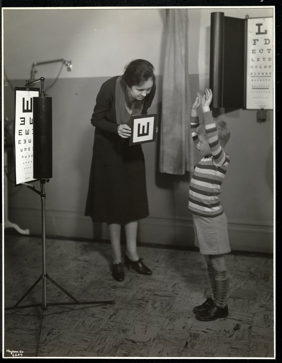 Sjuksköterska och en pojkepatient genomgår ett syntest på New York Association for the Blind, 111 East 59th Street, New York, 1930 (silvergelatintryck) av Byron Company