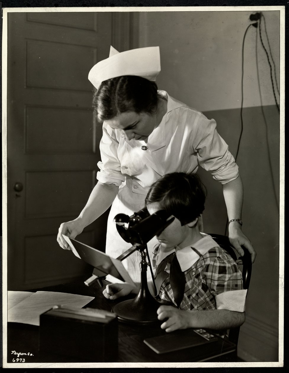 Sjuksköterska och en synskadad flicka på kliniken för New York Association for the Blind, 114 East 60th Street, New York, 1934 (silvergelatintryck) av Byron Company