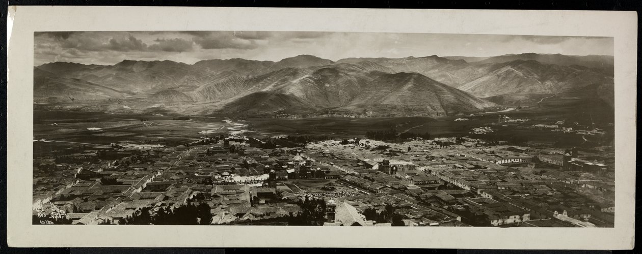 Panoramavy från ovan av en stad, förmodligen vid eller nära Panamakanalen, med bergen bakom, 1913 (silvergelatintryck) av Byron Company
