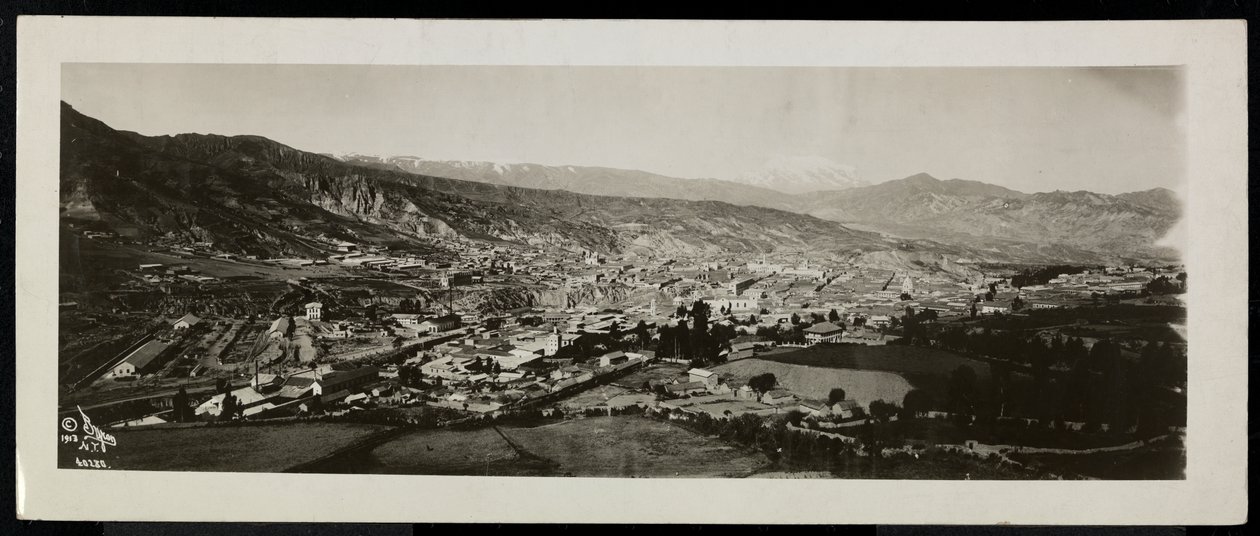 Panoramavy från ovan av en stad, förmodligen på eller nära Panamakanalen, med snöklädda berg bortom, 1913 (silvergelatintryck) av Byron Company