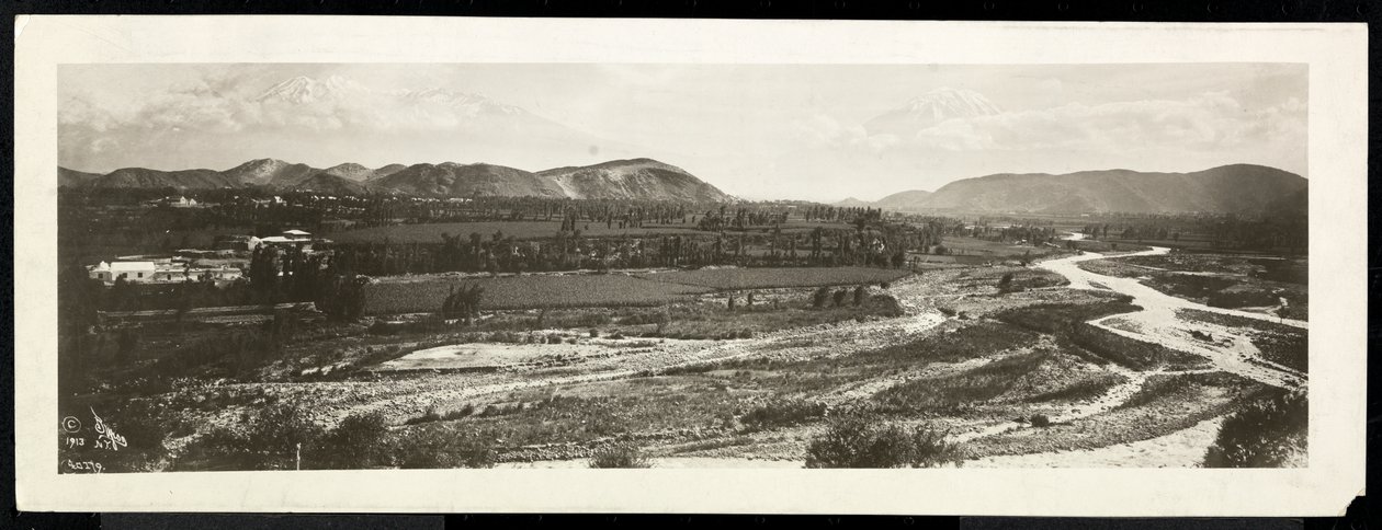 Panoramautsikt över en lantlig scen, förmodligen på eller nära Panamakanalen med snötäckta berg bortom, 1913 (silvergelatintryck) av Byron Company