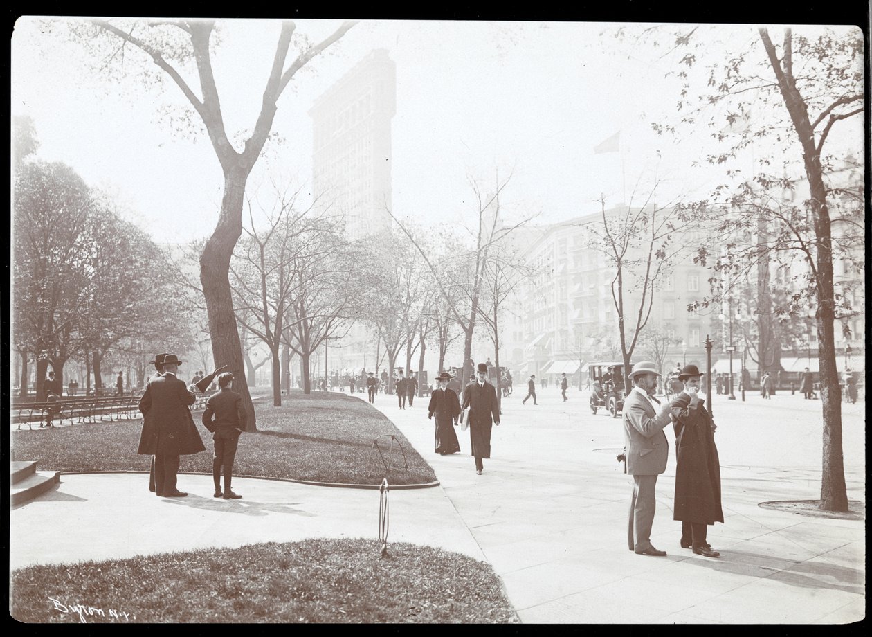 Fotgängare på trottoaren vid 5th Avenue-kanten av Madison Square Park, New York, ca 1893 (silvergelatintryck) av Byron Company