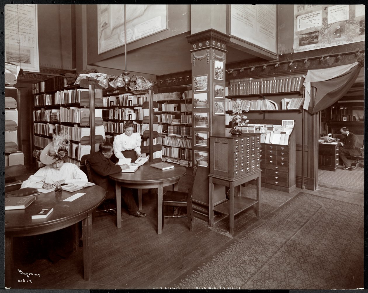 Människor i biblioteket (möjligen Miss Nobles kontor) vid American Institute of Social Service, New York, 1906 (silvergelatintryck) av Byron Company