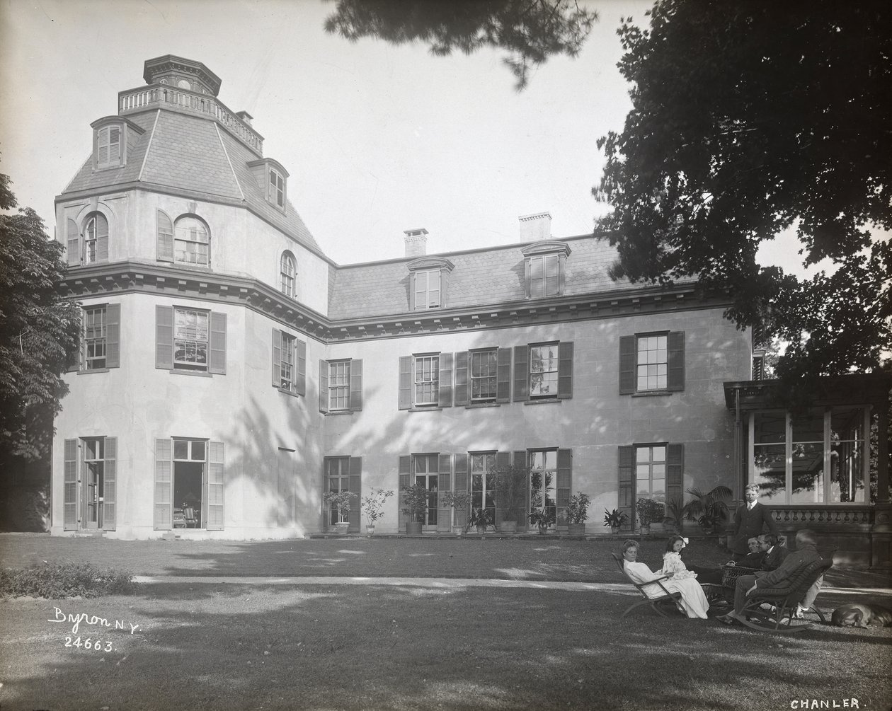 Människor som satt i stolar på gräsmattan framför Astor Chanlers residens i Barrytown, New York, 1907 (silvergelatintryck) av Byron Company