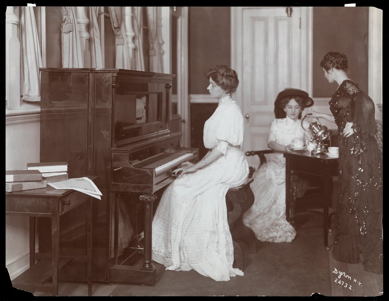 Player piano recital, New York, 1907 (silvergelatintryck) av Byron Company