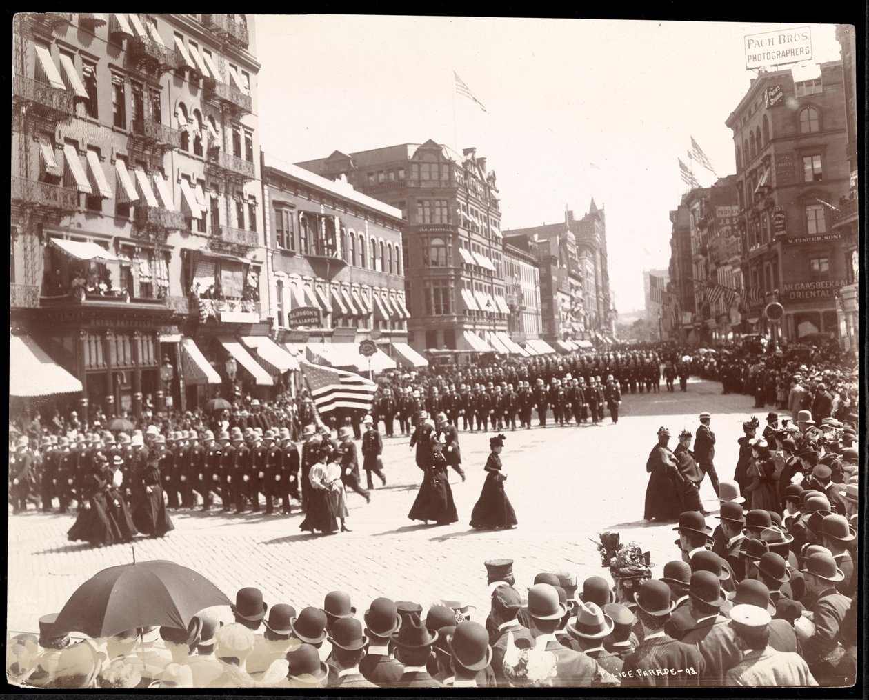 Polis marscherar i en polisparad i New York City, New York, 1898 (silvergelatintryck) av Byron Company