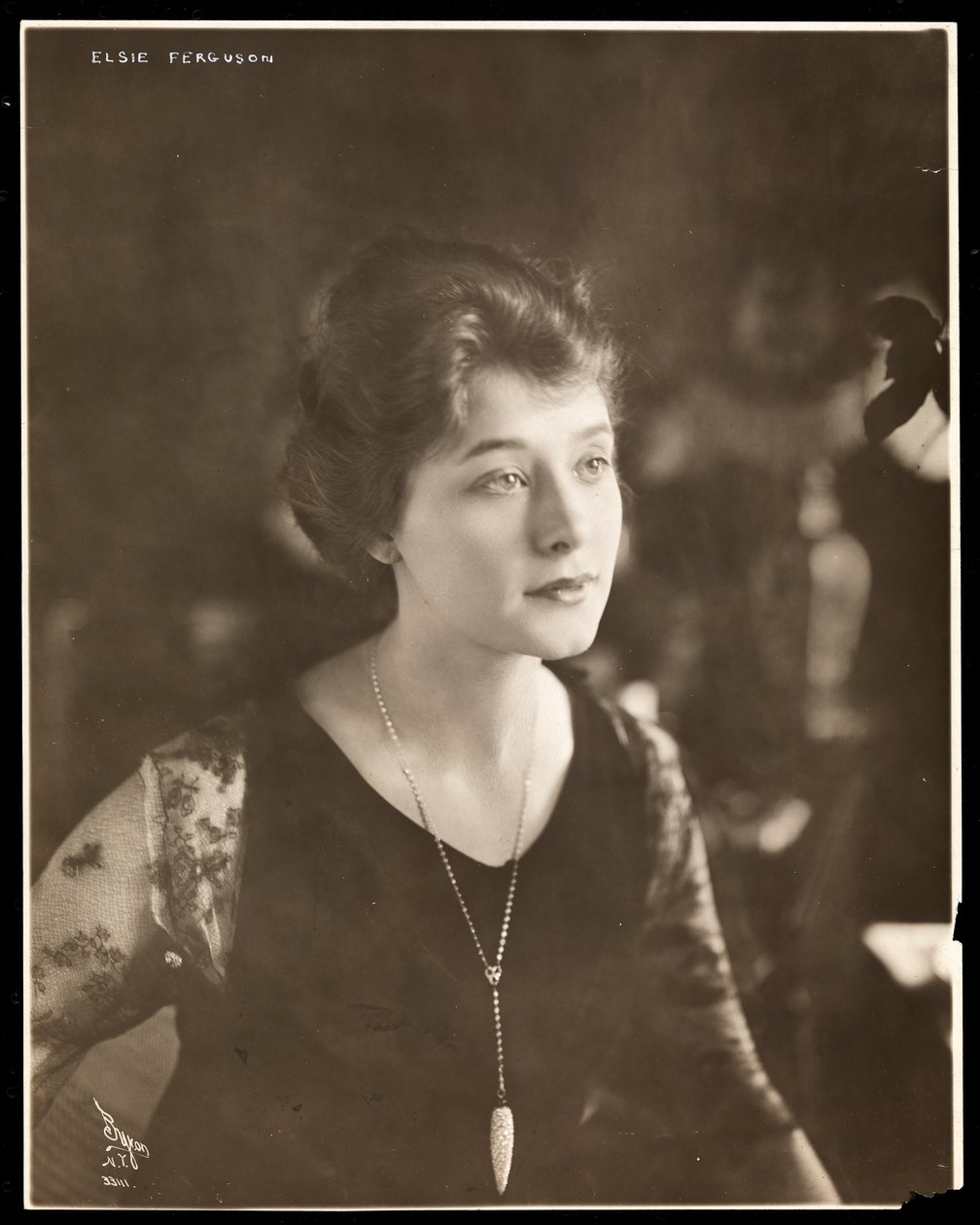 Porträtt av Elsie Ferguson, ca 1914 (silvergelatintryck) av Byron Company