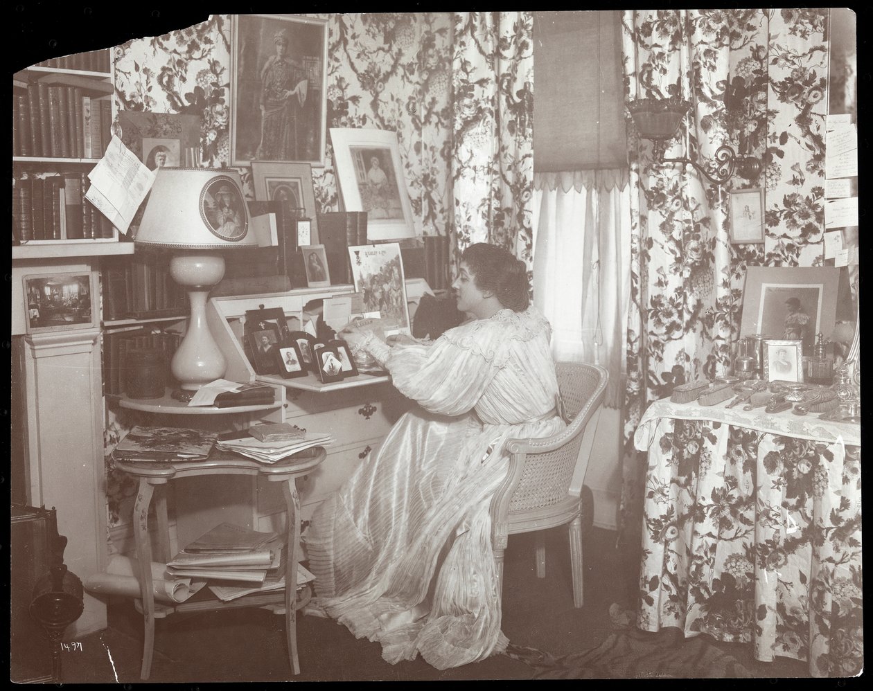 Porträtt av Elsie de Wolfe i hennes bostad, 122 East 17th Street, New York, 1895 eller 1896 (silvergelatintryck) av Byron Company