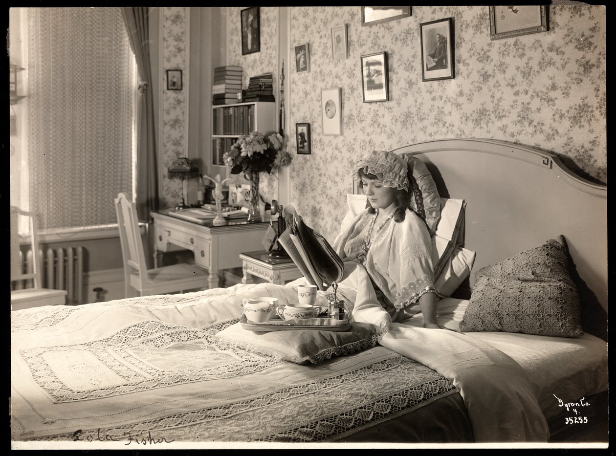 Porträtt av Lola Fisher, ca 1915 (silvergelatintryck) av Byron Company