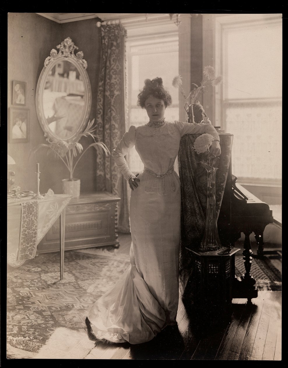 Porträtt av mrs Elliott eller hennes kvinnliga släkting, 1902 (silvergelatintryck) av Byron Company