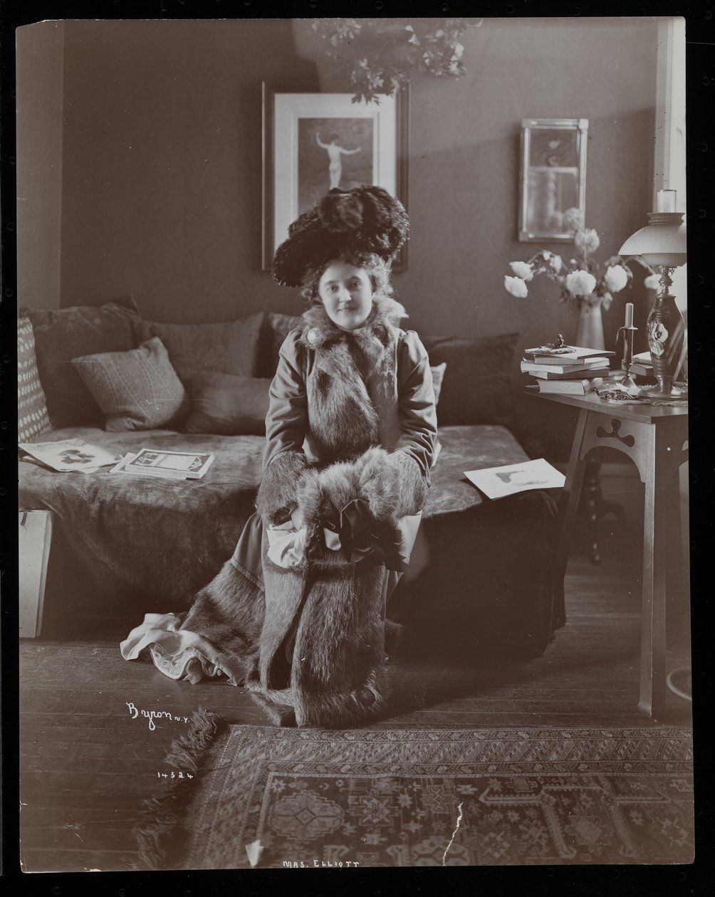 Porträtt av Mrs Elliott eller hennes kvinnliga släkting, 1902 (silvergelatintryck) av Byron Company