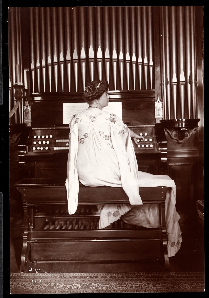 Porträtt av fru I. M. Clark vid en orgel, 1904 (silvergelatintryck) av Byron Company