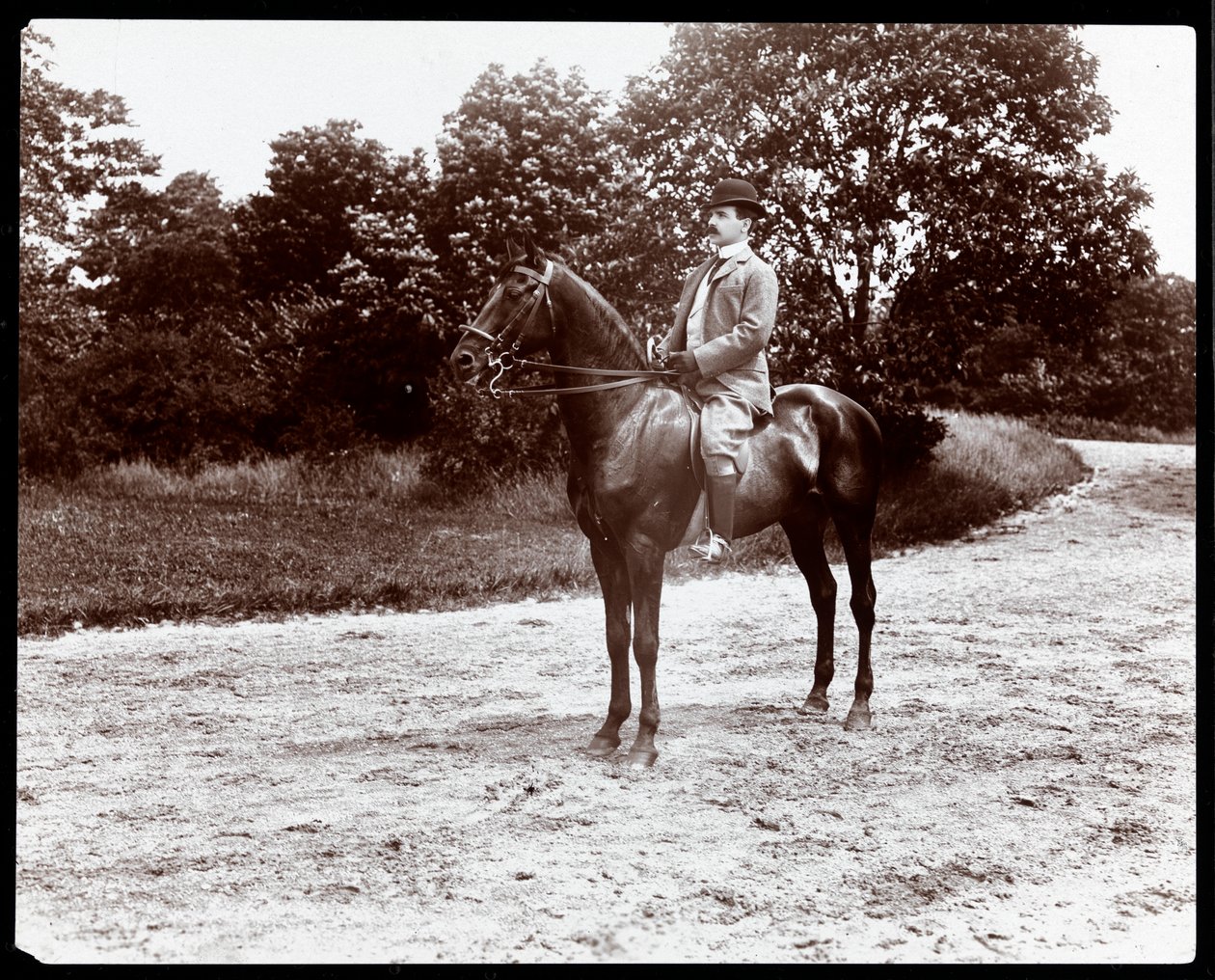 Porträtt av Otto Kahn på en häst på ridvägen i Central Park, New York, 1907 (silvergelatintryck) av Byron Company