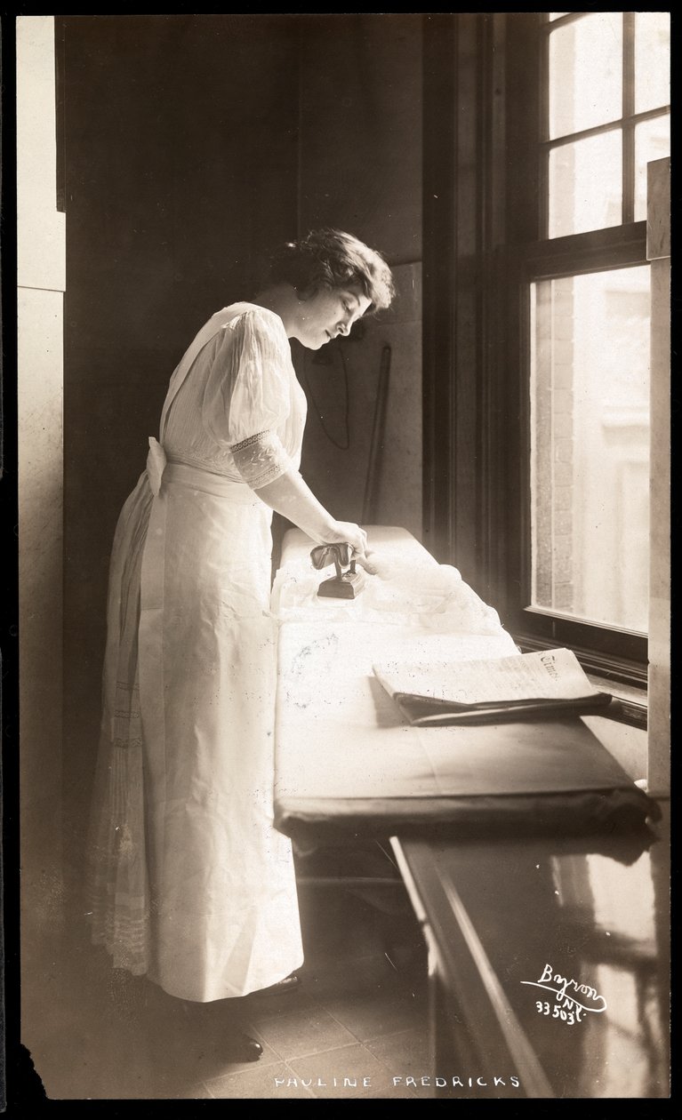 Porträtt av Pauline Frederick, ca 1914 (silvergelatintryck) av Byron Company