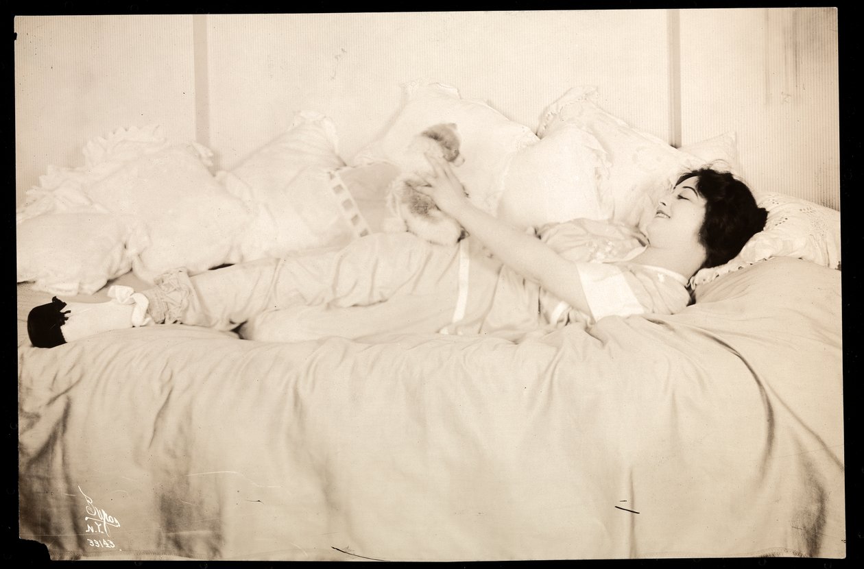 Porträtt av Pauline Frederick, ca 1914 (silvergelatintryck) av Byron Company