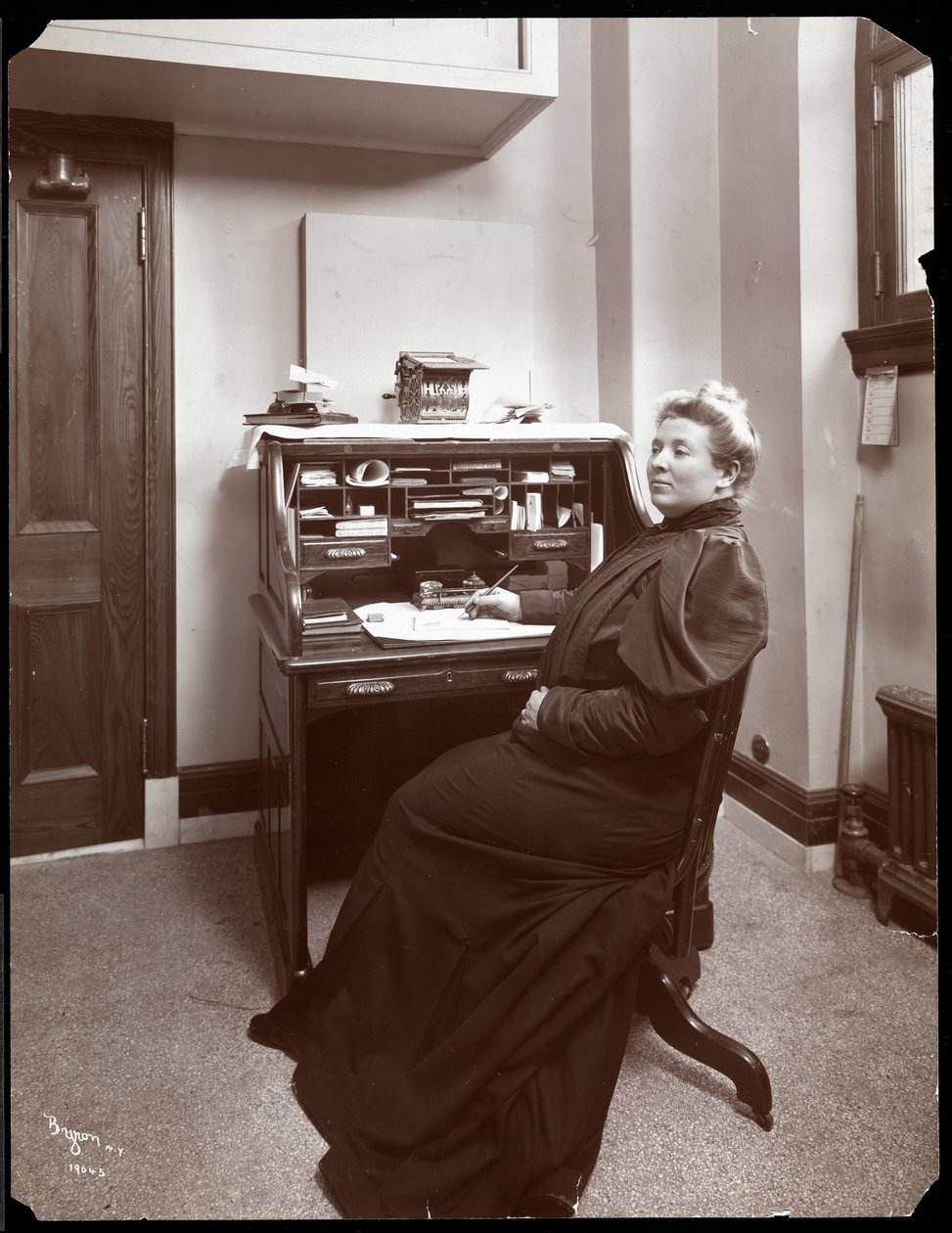 Porträtt av en oidentifierad kvinna vid ett skrivbord på ett kontor i New York, 1904 (silvergelatintryck) av Byron Company