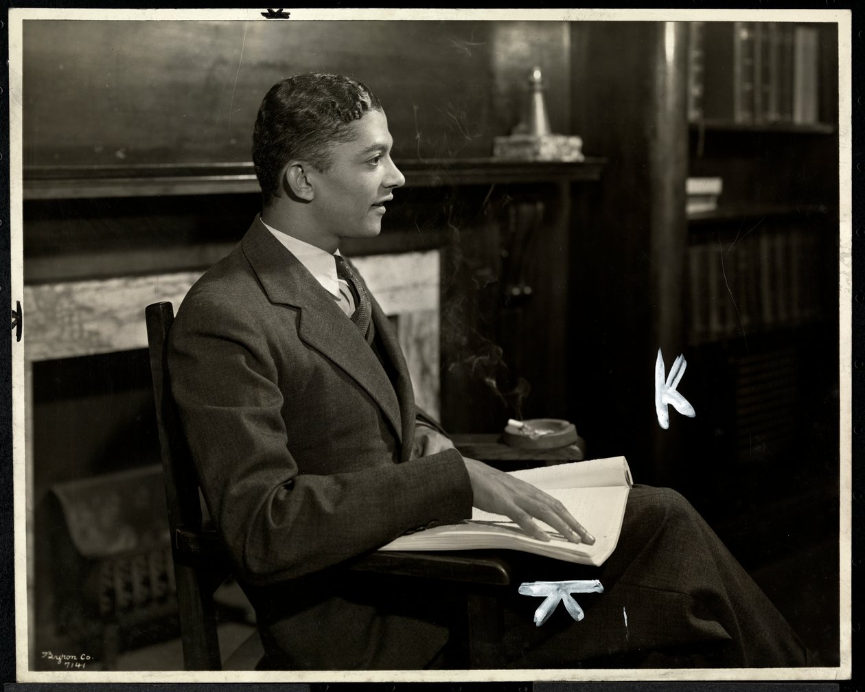 Porträtt av en blind afroamerikansk man som läser punktskrift på New York Association for the Blind, 111 East 59th Street, New York, 1935 (silvergelatintryck) av Byron Company