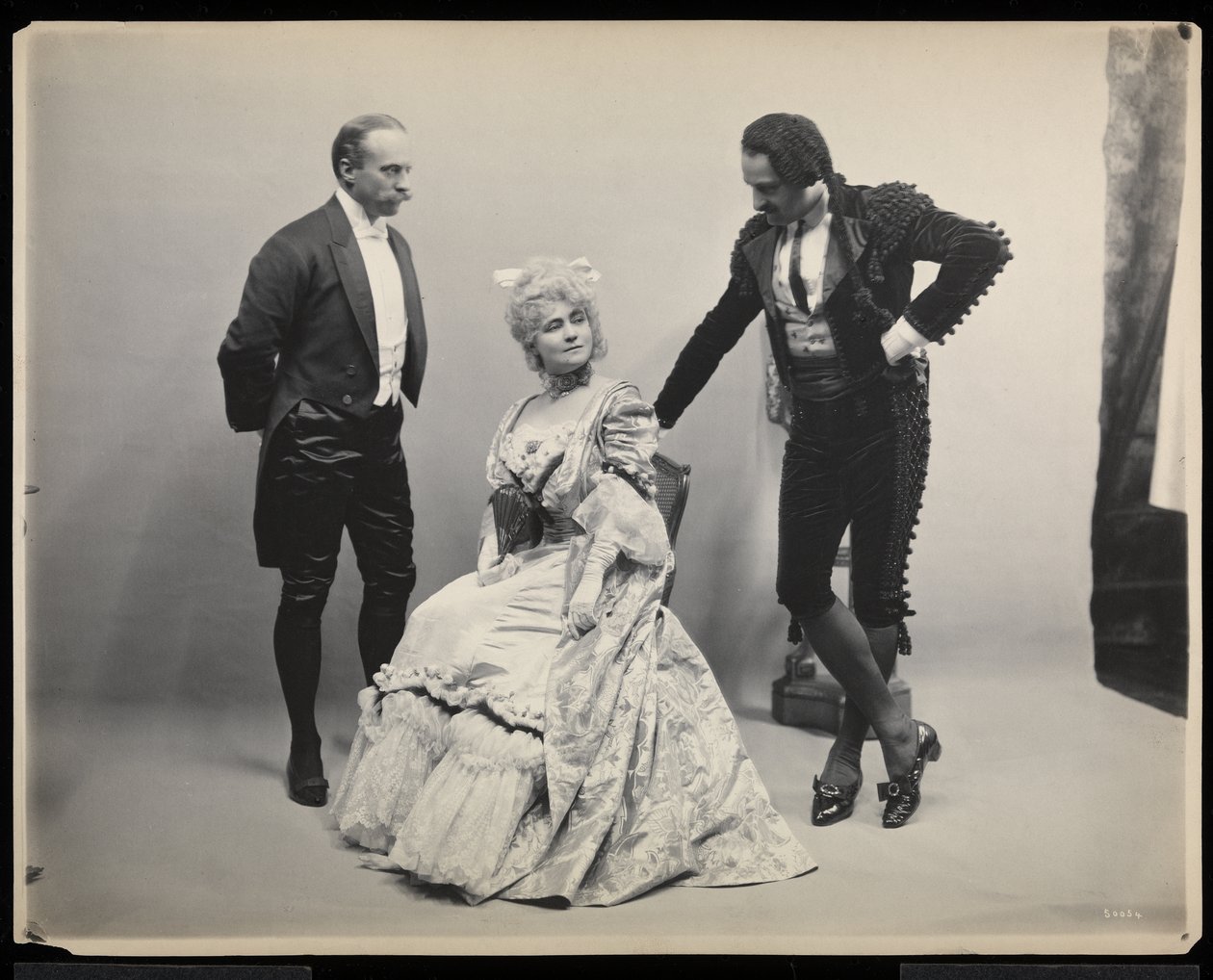 Porträtt av operasångaren Antonio Scotti med en oidentifierad man och kvinna på James Hazen Hyde Ball, New York, 31 januari 1905 (silvergelatintryck) av Byron Company