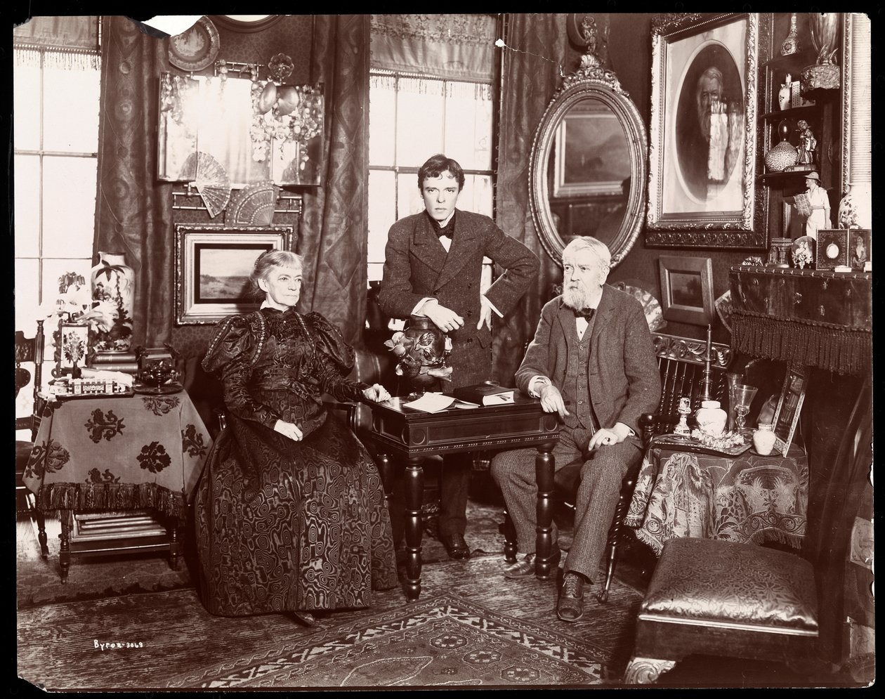 Porträtt av författaren Lorimer Stoddard med sin fru och son, New York, 1896-8 (silvergelatintryck) av Byron Company