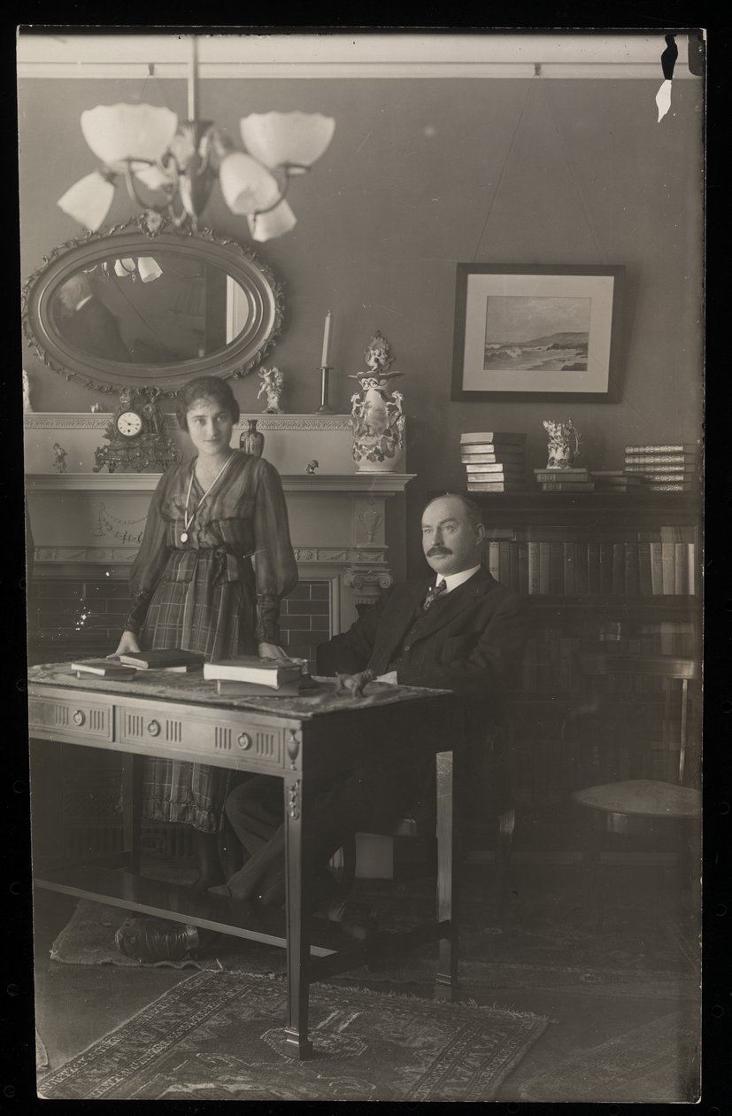 Porträtt av tandläkaren Dr. Gibson och en kvinna i hans bostad, ca 1905 (silvergelatintryck) av Byron Company