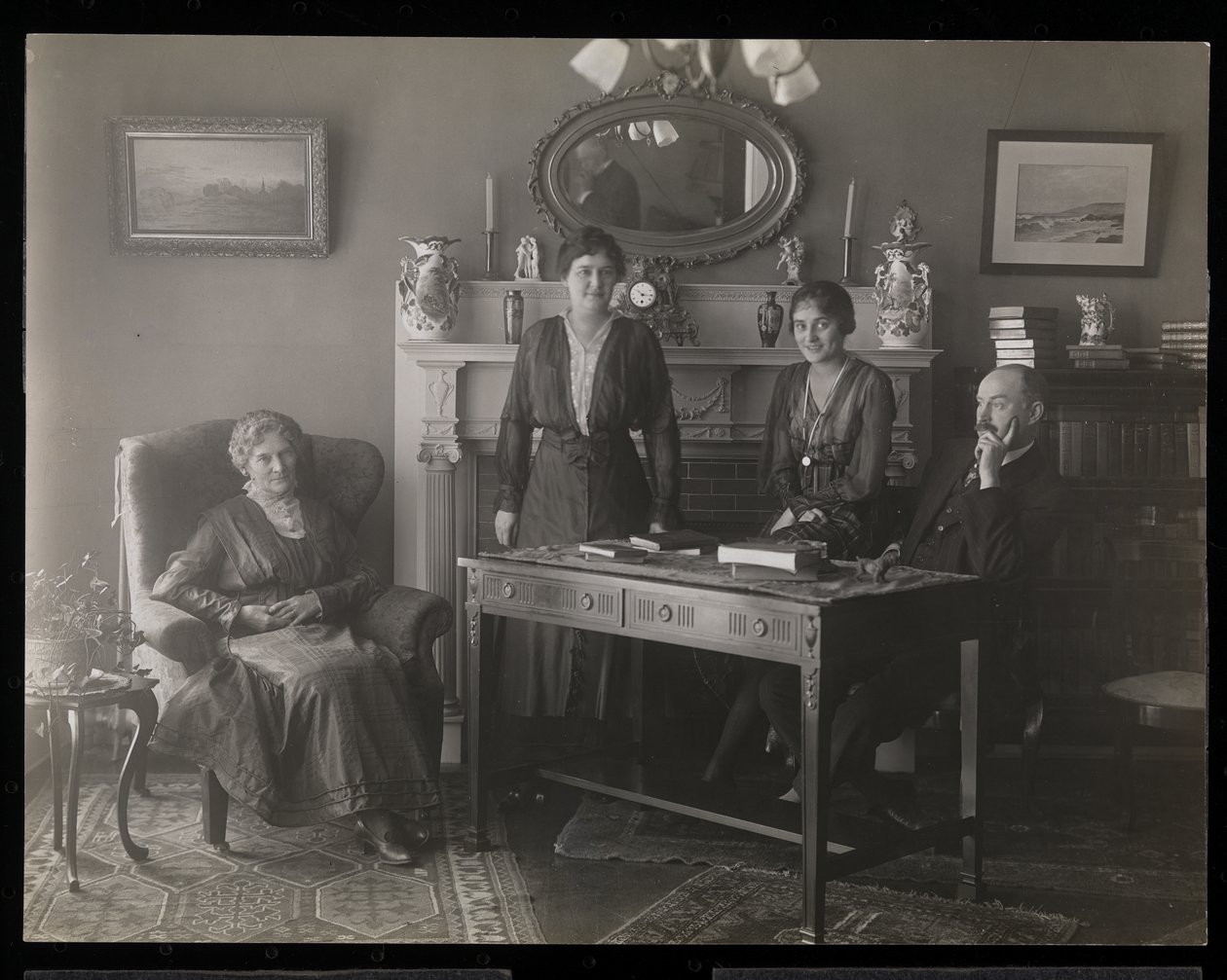Porträtt av tandläkaren Dr. Gibson och tre kvinnor i hans bostad, ca 1905 (silvergelatintryck) av Byron Company