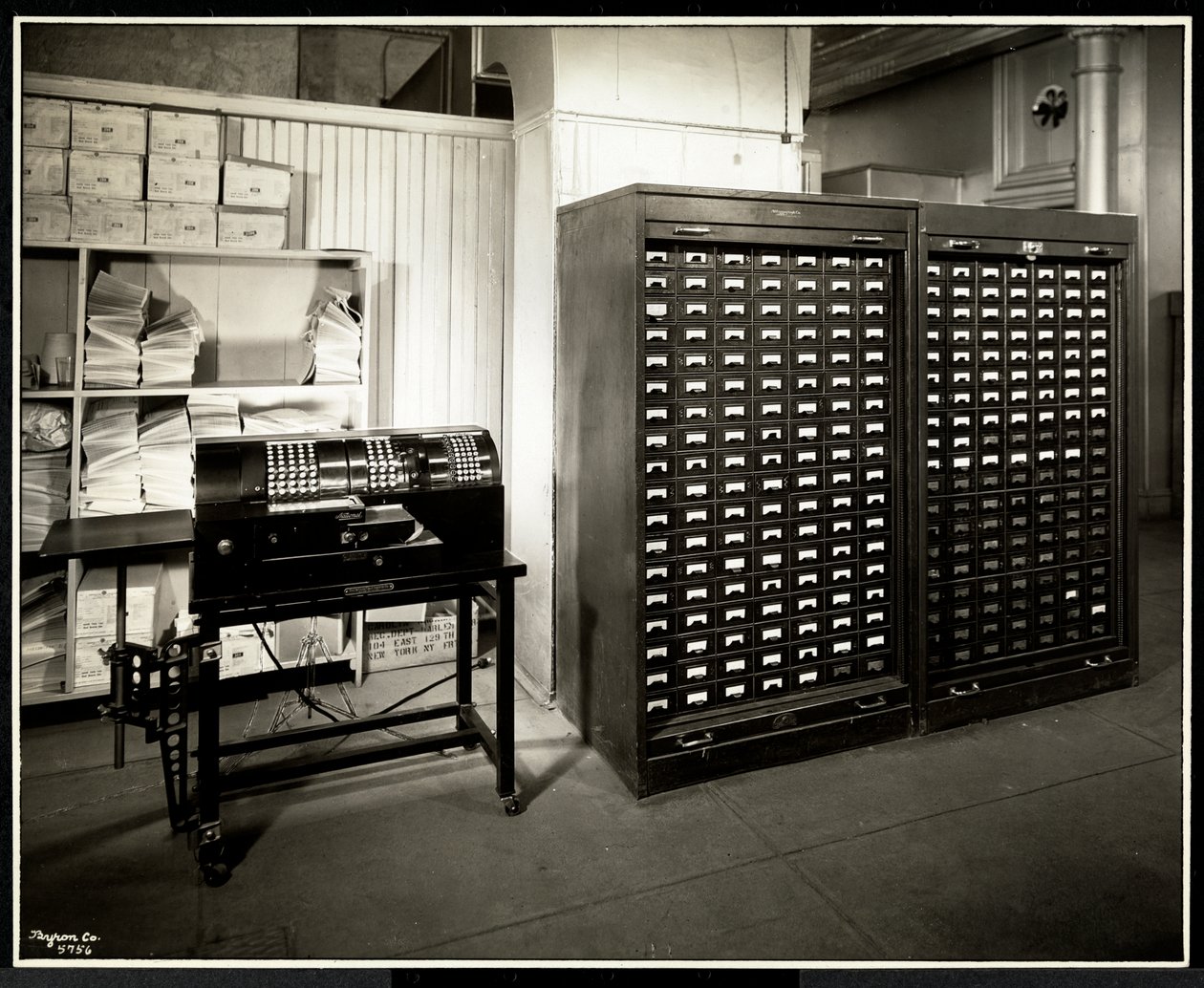 Möjligen en tilläggsmaskin och ett arkivskåp med små lådor på kontoret till Carolyn Laundry på 111 East 128th Street, East Harlem, New York, 1929 (silvergelatintryck) av Byron Company