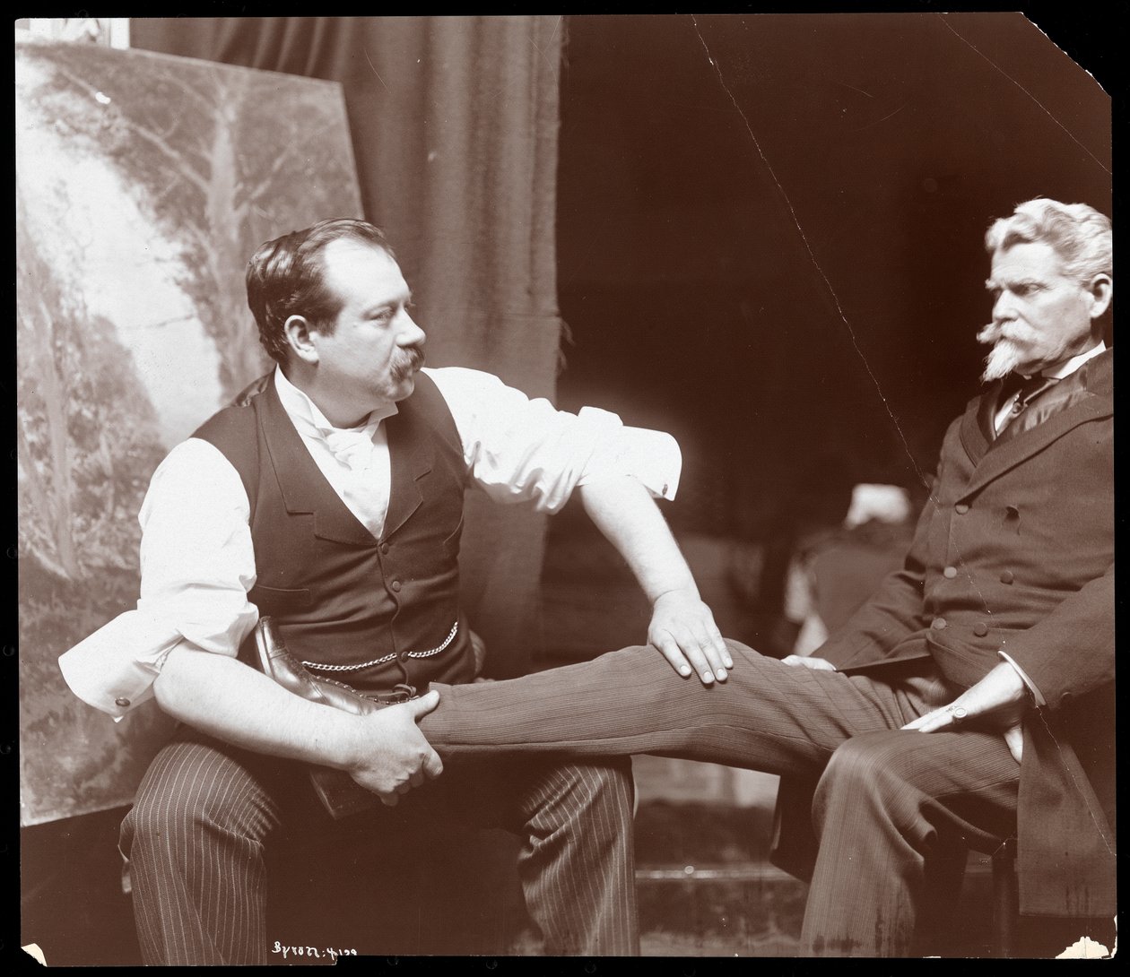 Professor Atkinson, en engelsk benläkare, med en manlig patient, 1898 (silvergelatintryck) av Byron Company